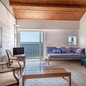 Vue En Famille A Cinq A Appartement